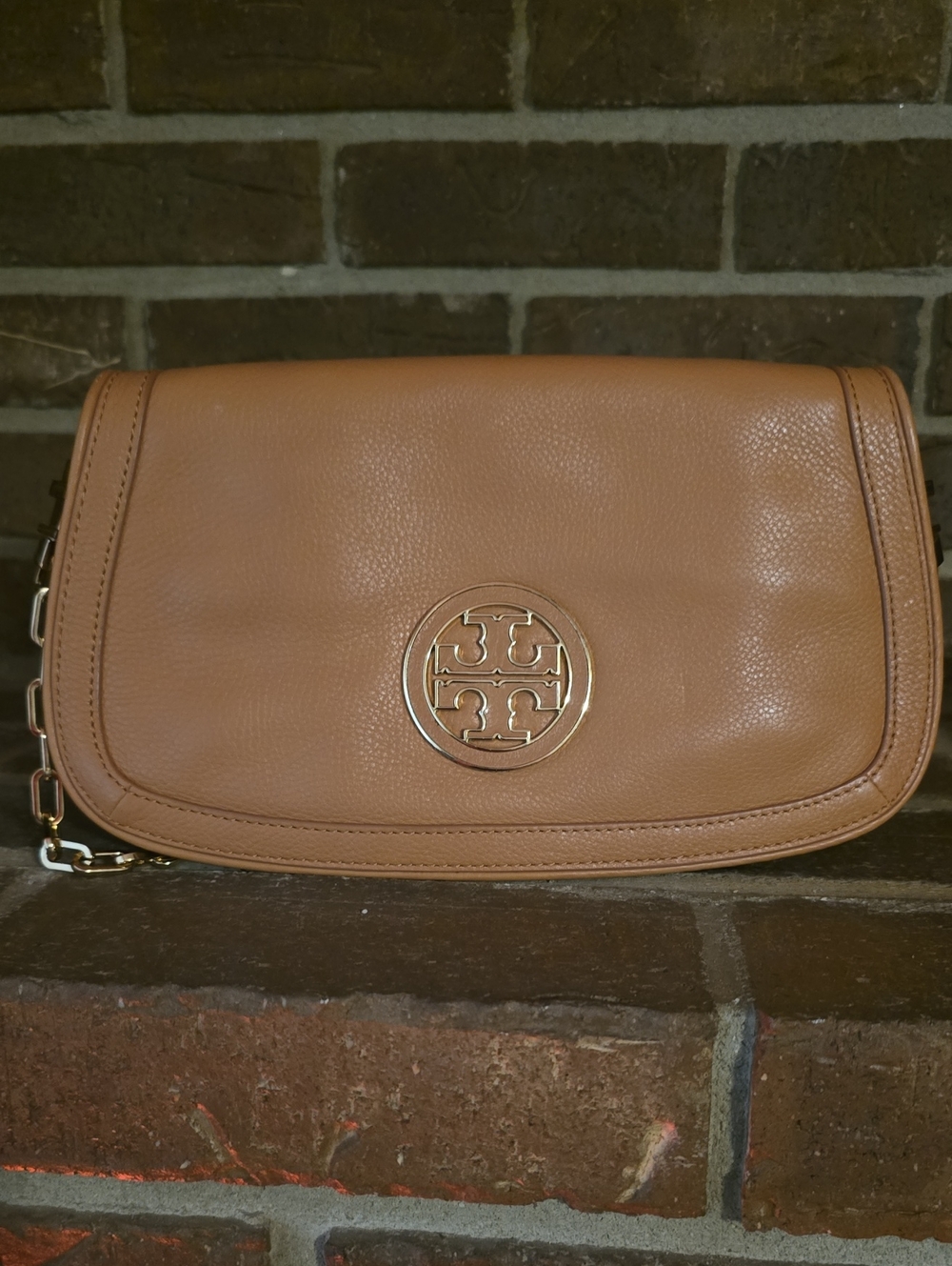 TORY BURCH AMANDA‎ LOGO CLUTCH BAG ROYAL TAN (BROWN)